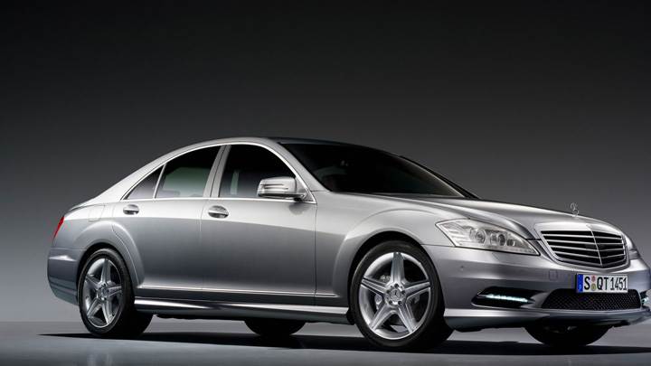 2009 Mercedes-Benz S500 Side Front Pose In Grey